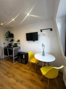 ロンドンにあるTownhouse Studio with Kitchen & Ensuite - Great Locationのダイニングルーム(テーブル、黄色い椅子付)