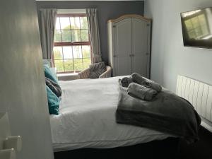 Un dormitorio con una cama con dos almohadas encima. en Plough inn, en Deal