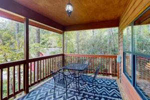 Gallery image of Brazen Bear Bungalow in Glade