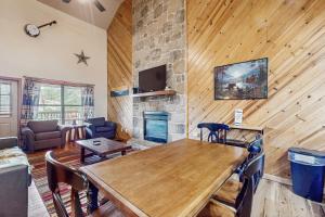 Gallery image of Brazen Bear Bungalow in Glade