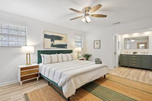 una camera da letto con un letto grande e un ventilatore a soffitto di Large Family-Friendly Home w Spa Near Beach & City a Savannah