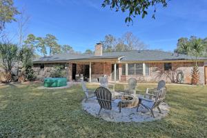 un gruppo di sedie seduti di fronte a una casa di Large Family-Friendly Home w Spa Near Beach & City a Savannah