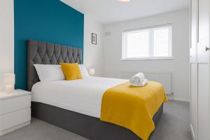 a bedroom with a large bed with a yellow blanket at Highland House in Birmingham