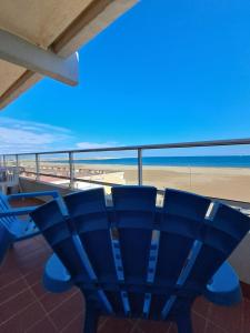 d'un balcon avec vue sur la plage. dans l'établissement Le Front de mer - vue imprenable, à Port-la-Nouvelle