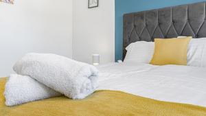 a bedroom with a white bed with a gray headboard at Highland House in Birmingham +13 photos