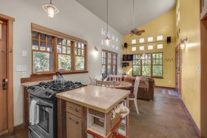 Nhà bếp/bếp nhỏ tại Creekside Guest Cottage - 61 E 200- 1 Bed