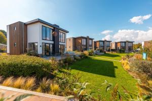 an exterior view of a house with a yard at Pavilion Villa Waterzicht | 10 Personen in Kerkdriel
