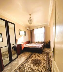 a bedroom with a bed and a large window at Apartament spațios în centrul Chișinăului! in Chişinău