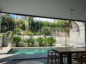 ein Esszimmer mit einem Tisch und einem Pool in der Unterkunft DreamHomesByMaria next to puerto banus in Marbella