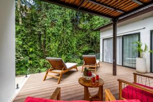 Μπαλκόνι ή βεράντα στο Sacred Jungle by EVDEkimi - Stylish Jungle Retreat with Apartments & Villas with Kitchens, Pools and Concierge Service in Ubud