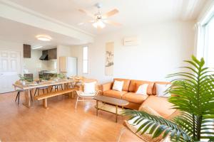 una sala de estar con un sofá y una mesa en Family Villa in Okinawa, en Wada