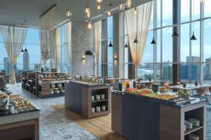 un ristorante con cibo esposto in una stanza con finestre di NH Iquique Pacifico a Iquique