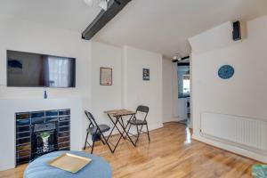 ClareにあるThe Old Shoe Shop, 5 Well Laneのリビングルーム(テーブル、椅子、暖炉付)