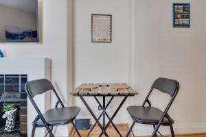 ClareにあるThe Old Shoe Shop, 5 Well Laneの部屋に椅子2脚とテーブル1台