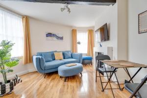 ClareにあるThe Old Shoe Shop, 5 Well Laneの青いソファとテーブルのあるリビングルーム +8枚の写真