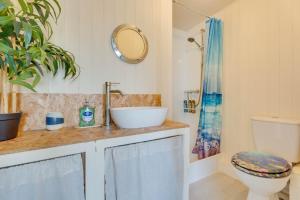 ClareにあるThe Old Shoe Shop, 5 Well Laneの洗面台とトイレ付きのバスルーム