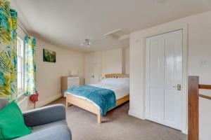 ClareにあるThe Old Shoe Shop, 5 Well Laneのベッドとソファのある寝室