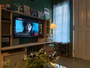 MatiRadex Place Staycation 2BR House- near Dahican beach的客厅的架子上设有平面电视