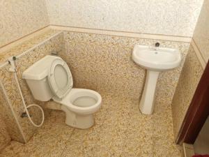ein Badezimmer mit Toilette und Waschbecken in der Unterkunft Seaview Three-Bedroom, Nyali, Mombasa in Mombasa + 13 Fotos