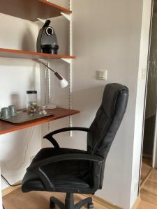 a black office chair sitting in front of a desk at Chez Nathou in Janzé +1 photo