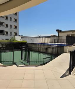 una piscina en la azotea de un edificio en Apto 2Dorms c/estac 10 minutos de Alphaville, en Barueri