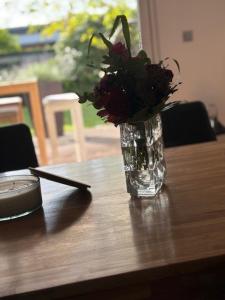 a vase of flowers sitting on a table at Haus am Meer in Koserow in Ostseebad Koserow