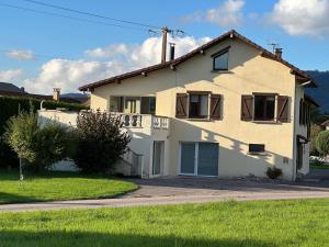 a large white house with a driveway at Nouveauté Gite la virée verte in Vagney