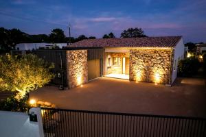 ein Haus mit Lichtern im Hof in der Nacht in der Unterkunft luxury villa les Kiks 5 chambres, piscine chauffée, Lecci in Lecci