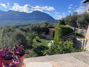 a view of a house with mountains in the background at Carell'is house in Ausonia +2 photos
