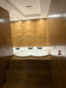 a bathroom with a sink in the middle of a wall at Casa na serra do Araripe in Crato