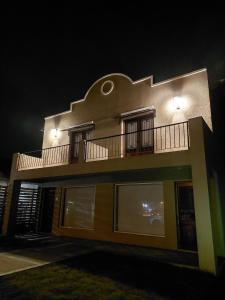 ein Gebäude mit einem Balkon an der Seite in der Unterkunft Habitare Departamentos in Los Reartes + 3 Fotos