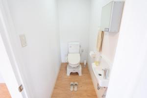 Un baño pequeño con inodoro y lavabo. en Family Villa in Okinawa, en Wada 31 fotos más