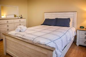 Un dormitorio con una cama con dos toallas encima. en Lodge on Lamoka Guest House, en Bradford
