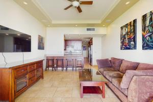 Una sala de estar con un sofá y una cocina. en Lahaina Shores 125, en Lahaina