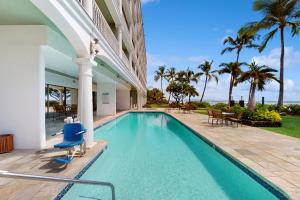 una piscina en una villa con palmeras en Lahaina Shores 125, en Lahaina