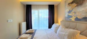 Un dormitorio con una cama con dos toallas encima. en Chic 1br Retreat In A Quiet, Charming Neighborhood, en Yakuplu 27 fotos más