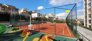 Una cancha de tenis con una red en la cancha en Chic 1br Retreat In A Quiet, Charming Neighborhood, en Yakuplu
