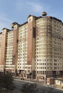 アクタウにあるFlorenceの大きな窓のある大きなアパートメントビル