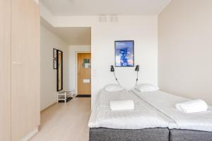 Un pat sau paturi într-o cameră la Hiisi Homes Nokia Rounionkatu