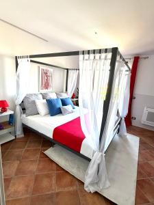 マルサラにあるVilla Demirà - Sky&Pool - Roomsのベッドルーム1室(大型ベッド1台、白と青の枕付)