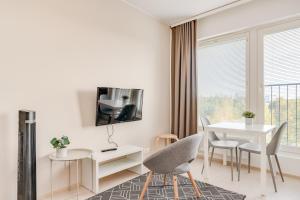 Un televizor și/sau centru de divertisment la Hiisi Homes Nokia Rounionkatu