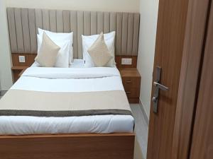 Ένα ή περισσότερα κρεβάτια σε δωμάτιο στο Akshay premium suites 1 BHK Serviced Apartments Near Medanta Hospital