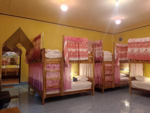 NongkhiawEmily Dormitory Hostel的一间客房内的四张双层床