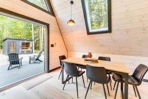 Χώρος καθιστικού στο Hike, Ski and Explore Serene Danbury Cabin with Sauna +21 φωτογραφίες