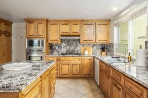 Kuchyň nebo kuchyňský kout v ubytování Hot Tub Pool 3Bed Home + 22 fotografií