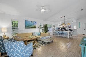 Ruang duduk di Charming Beachside Home Heated Pool Free Golf Cart