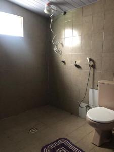 シャパダ・ドス・ギマランイスにあるCasa aconchegante e tranquilaのシャワーとトイレ付きのバスルーム