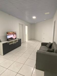 Televisyen dan/atau pusat hiburan di Apartamento grande com 2 quartos
