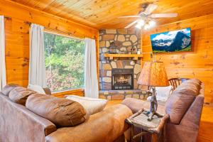 Una televisión o centro de entretenimiento en Stunning Views!Centrally-located bwGB&PF, PetFriendly with Freetickts2Dollywood,Anakeesta,Aquarium!