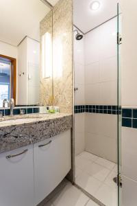 a bathroom with a shower and a sink at Flat Parque do Ibirapuera - Jardins in São Paulo +144 photos